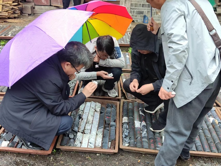 公司洋縣石墨礦預(yù)查項目野外驗收獲評優(yōu)秀