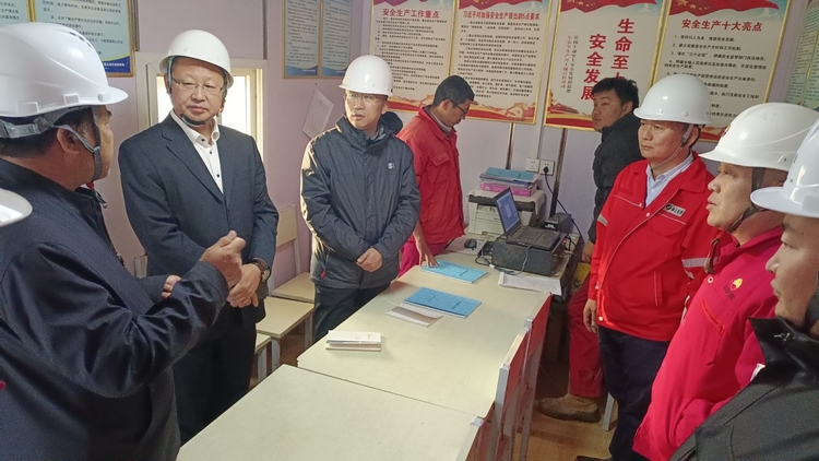 李建強旗長一行來內(nèi)蒙石油鉆井項目檢查指導(dǎo)
